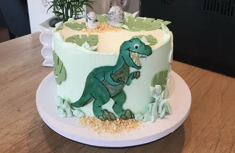 tort z dinozaurem